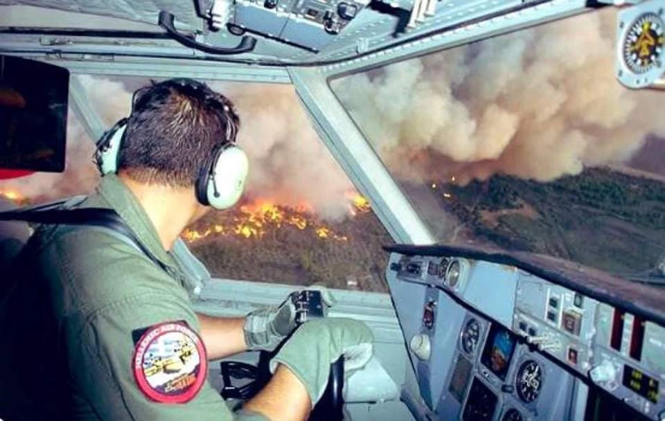 Η συγκλονιστική εικόνα της φωτιάς στην Εύβοια μέσα από το πιλοτήριο ενός Canadair
